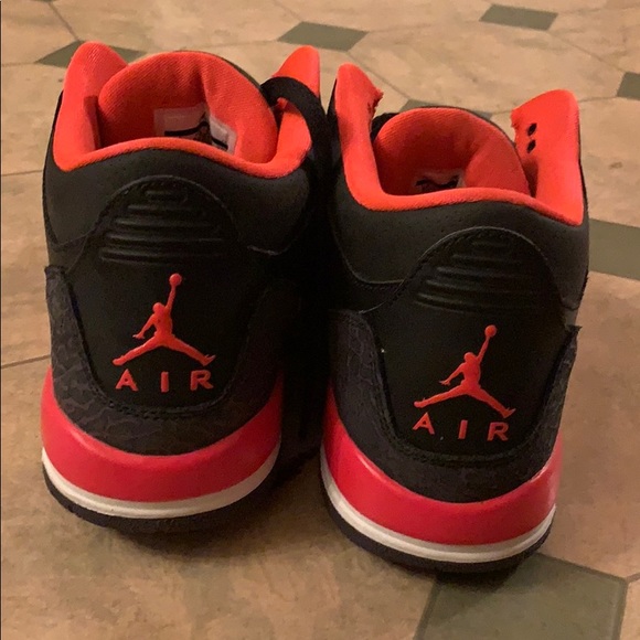 Crimson Red Retro 3 Jordan - Picture 2 of 5